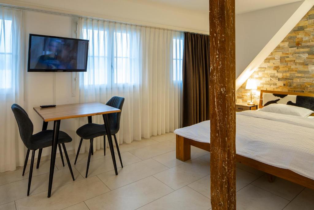 ห้องเตียงใหญ่พร้อมวิวทะเลสาบ