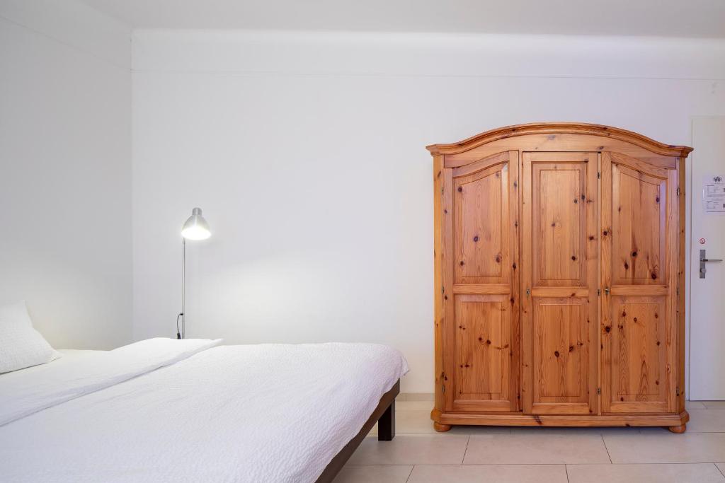 ห้องเตียงใหญ่พร้อมลานระเบียง