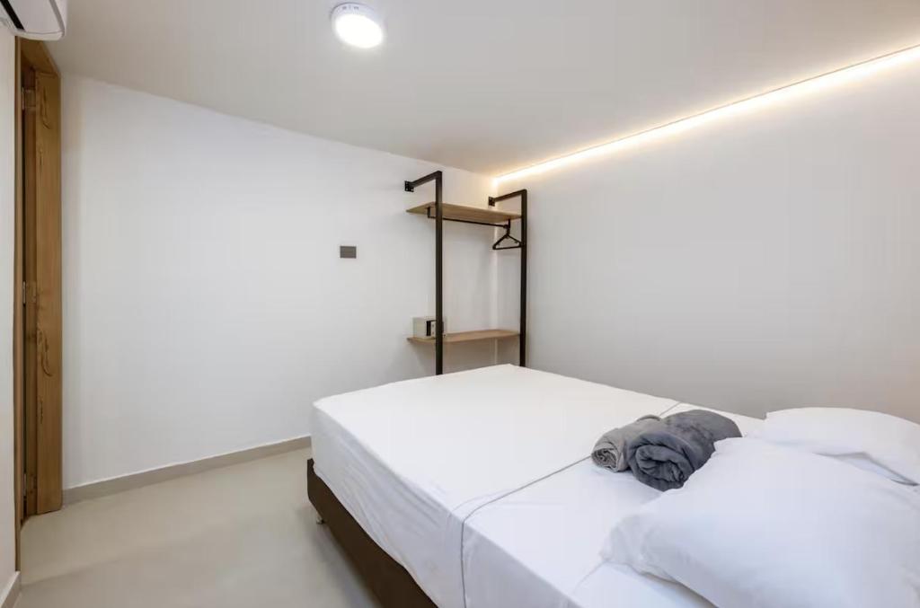 Luxury 5BR 6Bath Apartment with Jacuzzi in Manila - 4