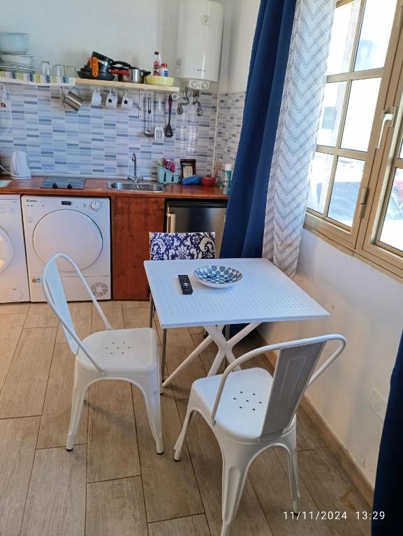 central luminous cute studio by the beach & harbour - 5