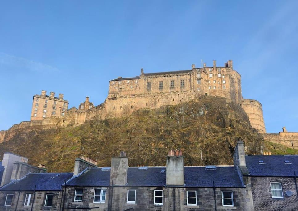 Grassmarket Apartment with Amazing Castle View, Edinburgh