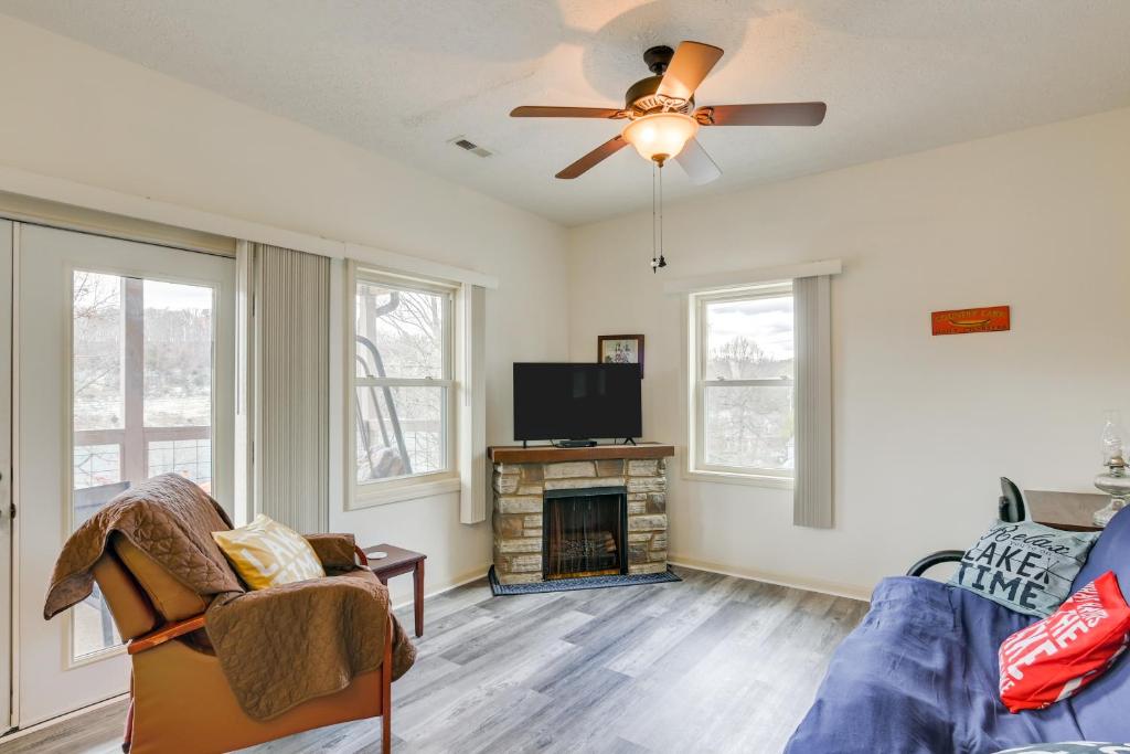 Apt with Lake Views - Day Trip to Virginia Tech!, Radford