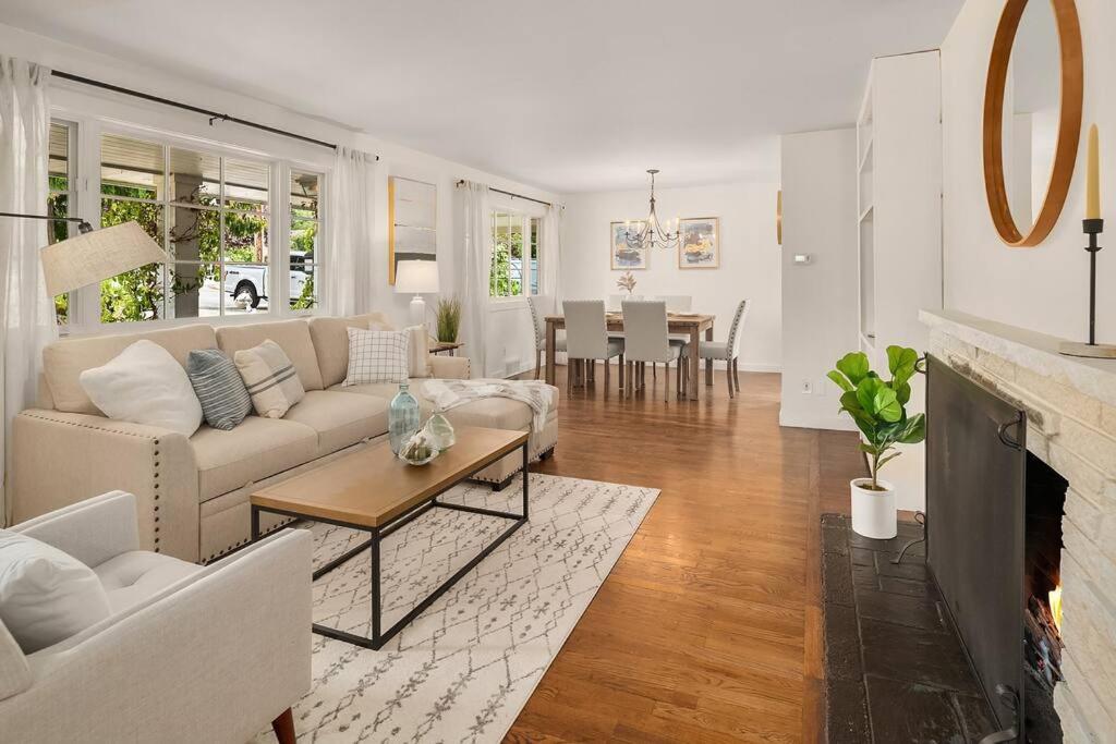 DT Bellevue Hidden Gem With a View & AC, Bellevue