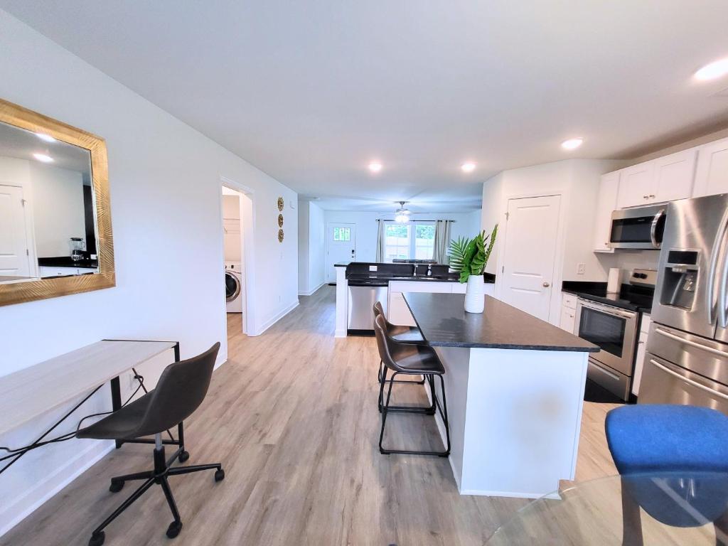 Ranch Home! Near UNCC, Medieval, Pavilion & Uptown, Charlotte