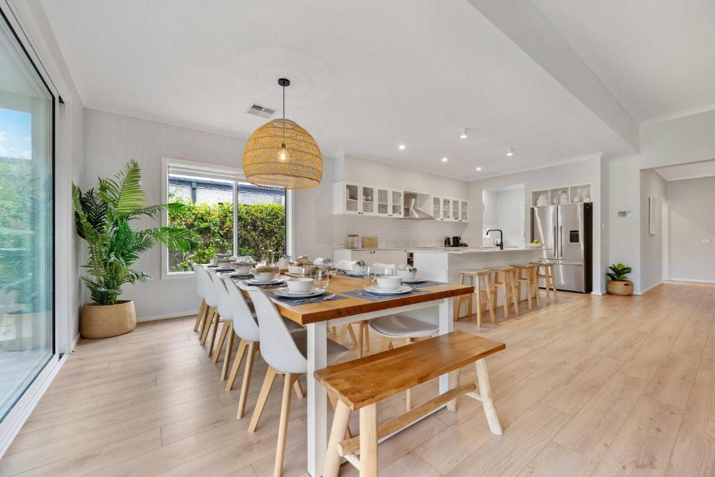 Tea Tree Retreat - 5 Bedrooms, sleeps 13, Inverloch