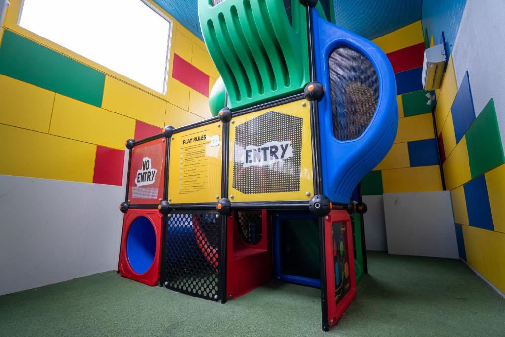 The Belmont Hotel의 바 내부 모습