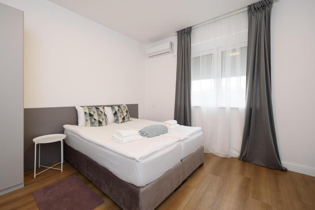 Top Central 6 Apartments - 4