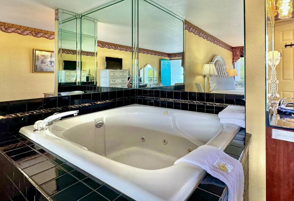 Hot tub, Rivergate Mountain Lodge and Wedding Chapel in Pigeon Forge (TN)