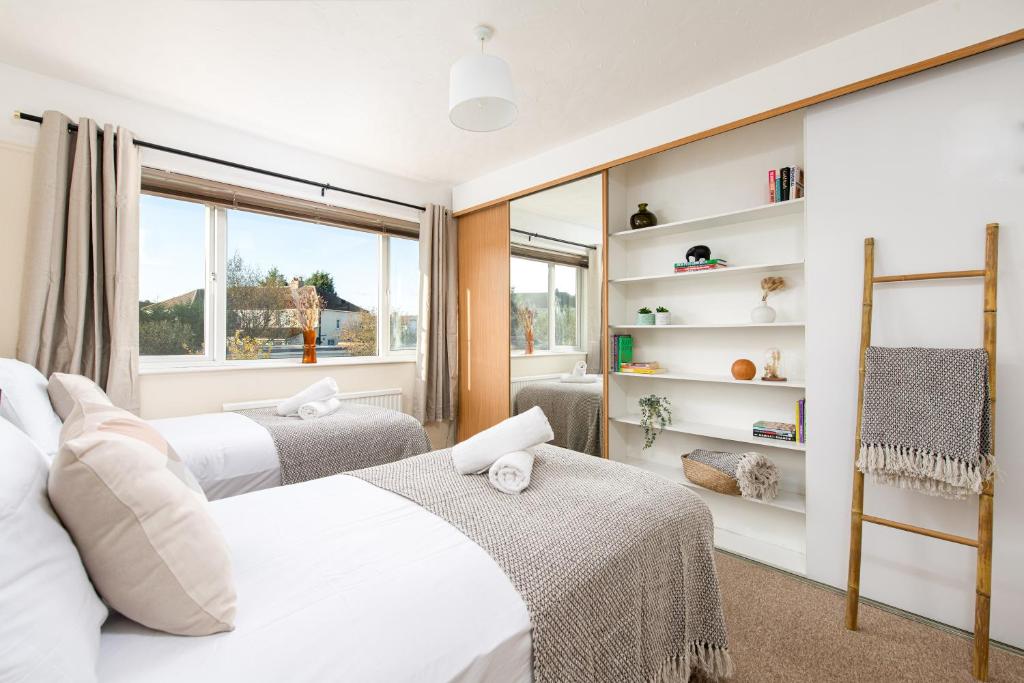 Long Stays-4bed house-Parking-By FabAccommodation, Bristol