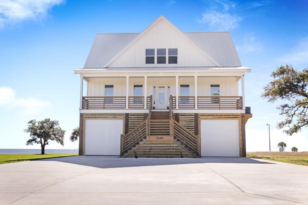 Luxury Views, Heated Pool, Spa, and Golf Green, Gulfport