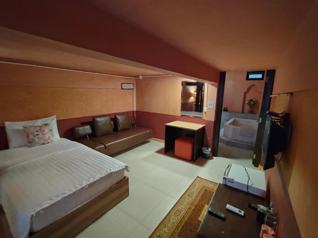 Shared lounge/TV area