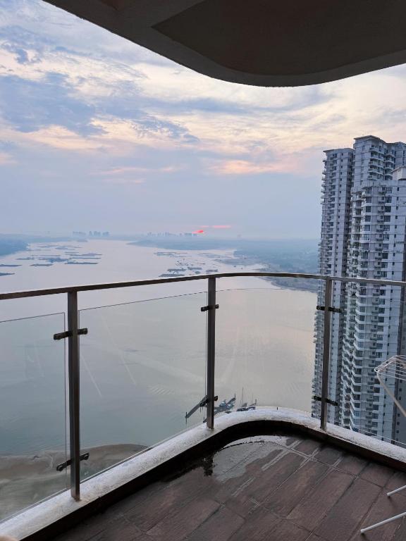 Beachfront Seaview 2CarParks, 6-10 pax Netflix, Johor Bahru