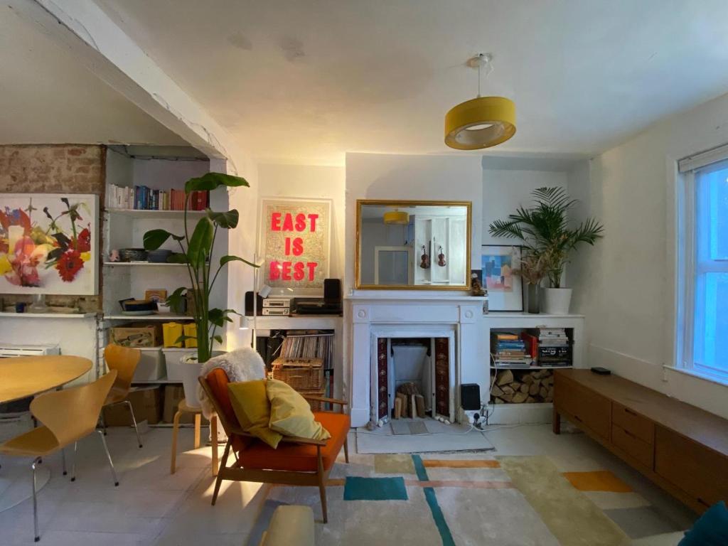 Enjoy a riverside stay in city of dreaming spires, Oxford