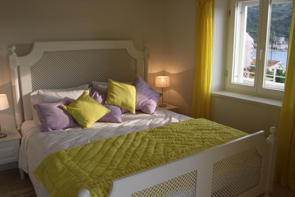 JASMINE DELUXE APARTMENT with super-king bed, large sun terrace and spectacular views, Vis