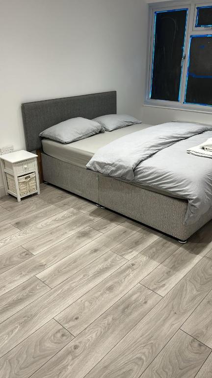 Gatwick Guest House - Short & Long Stay, Airport Parking, Airport Shuttle, Early & Late Check In - 49, RH11 8QX, Crawley