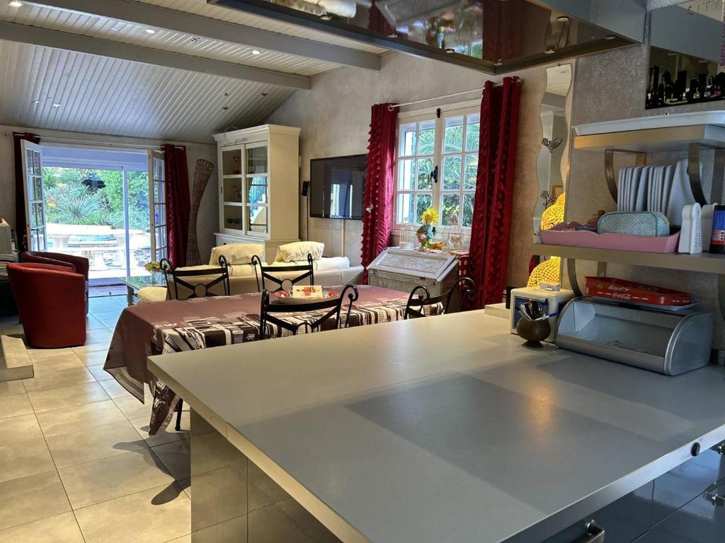 Villa 5 pièces avec piscine privée près de la plage au Lavandou - FR-1-251-852 - 4