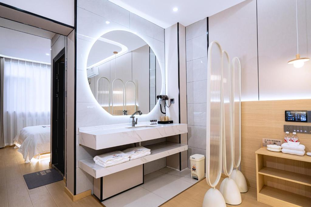 Bathroom, 沐光小院智慧酒店 in Xian