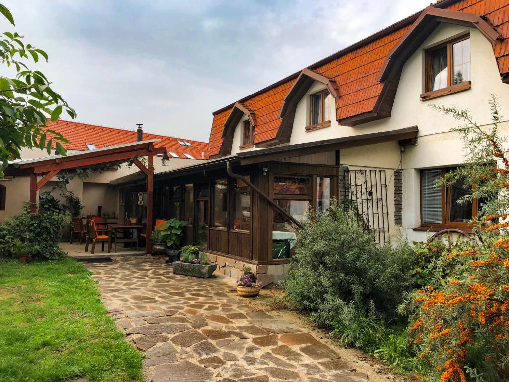 Pod svatým Václavem, Benešov