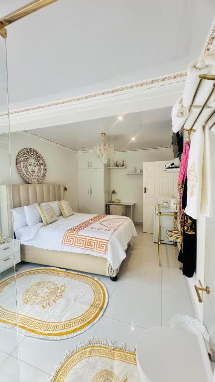 Fela in Versace House, Gqeberha