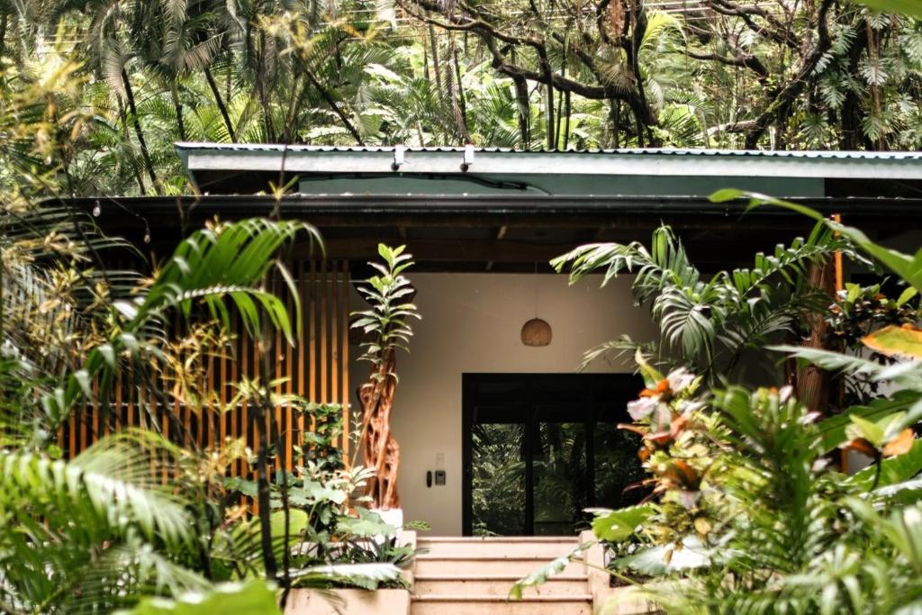 Exterior view, Makanas Beach Bungalows in Santa Teresa