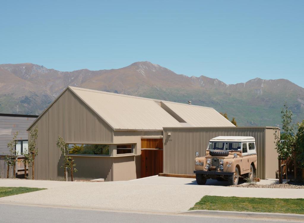 Scout - Luxurious Interiors - Lake Views - Architecturally Designed, Wanaka