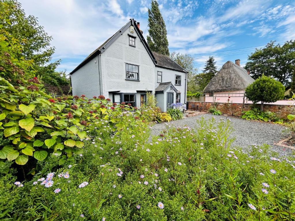 The Foremans House, With Hot Tub, A luxurious Historical pre 16th Century Grade II Listed House, location Essex in a picturesque Village, Country Pub In walking Distance, Ridgewell