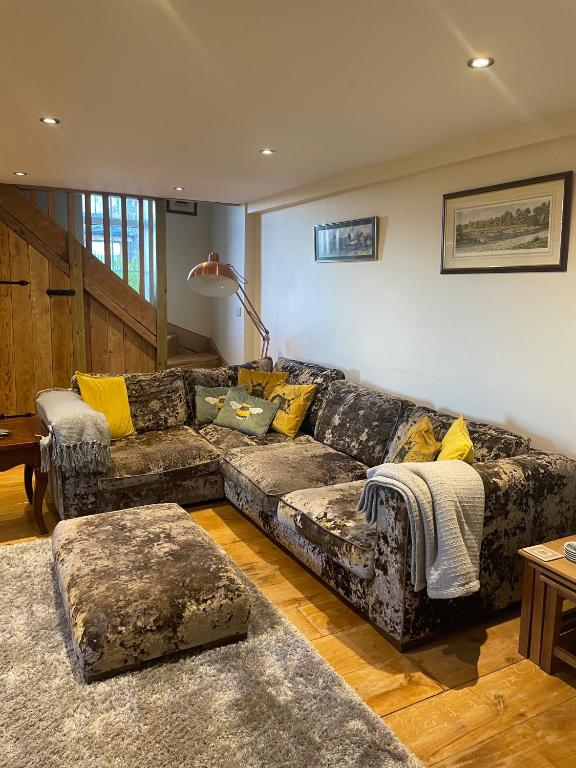 Meagill Cottage Sleeps 4 with Hot Tub & Parking, Otley