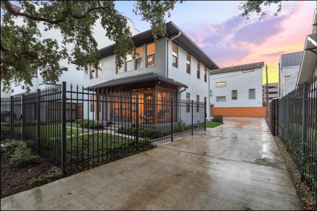 Exterior view, MyCrib Houston Hostel in Houston (TX)