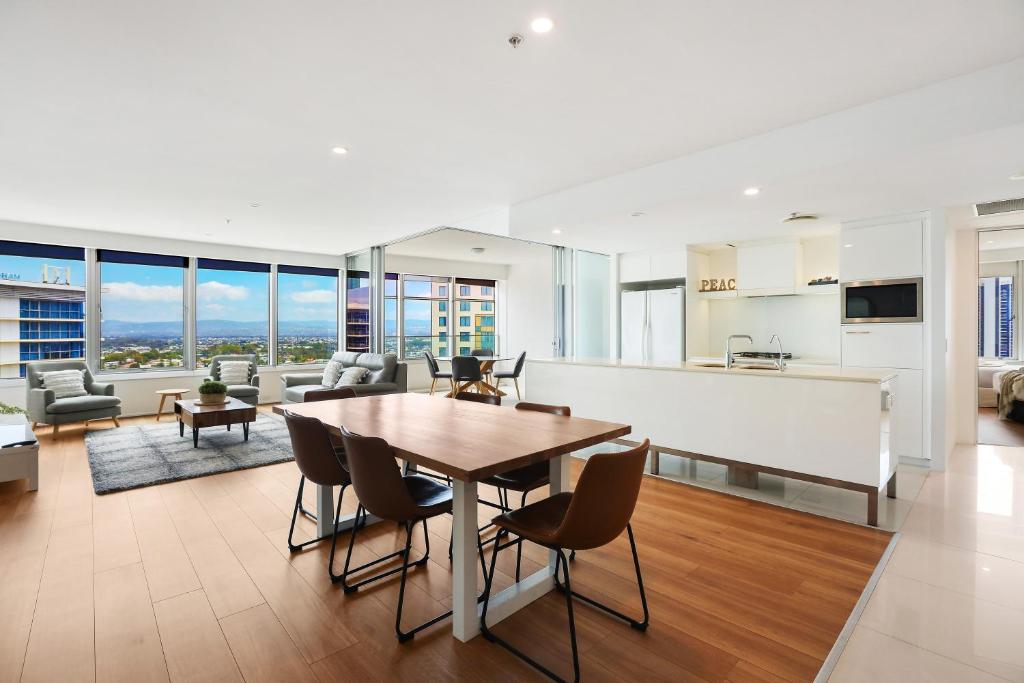 QTower 2BR Apt Pool & Gym, 6 Guests, Beach Walk, Gold Coast