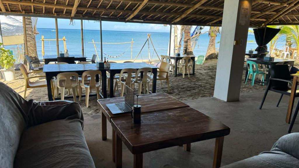 Restaurant, Footprints beach resort in Romblon