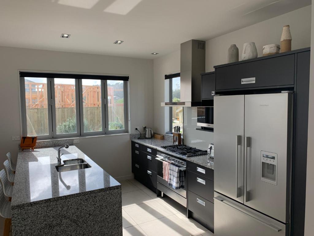 Modern Home with Ultimate Beach Front Views, Waitarere