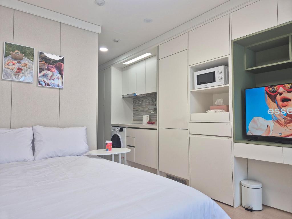 Rest, Sofa Bed City View Bidet Water Purifier in the heart of Seoul