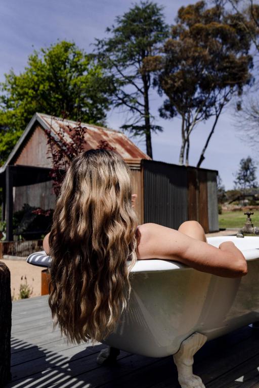 WAIRERE REST - High Country Couples Retreat - Outdoor Bath with Rural View, Piries
