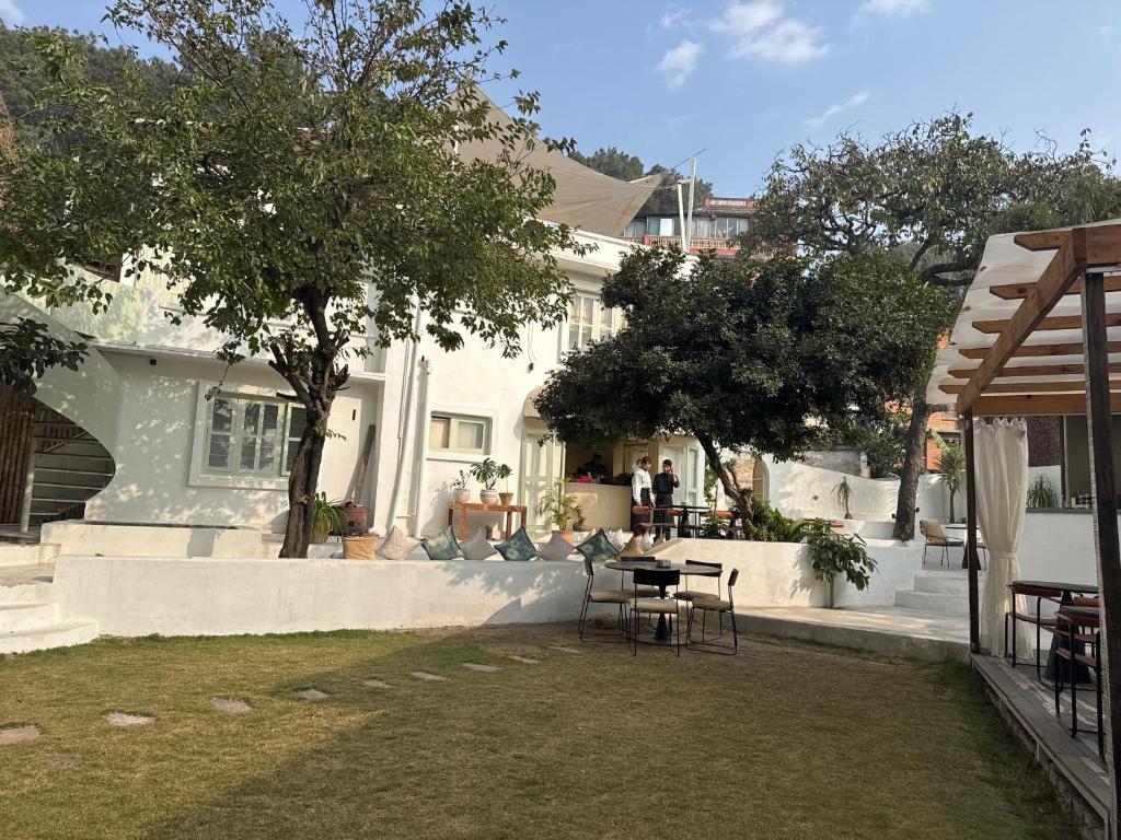 Roommates by MaybeMars, Káthmándú