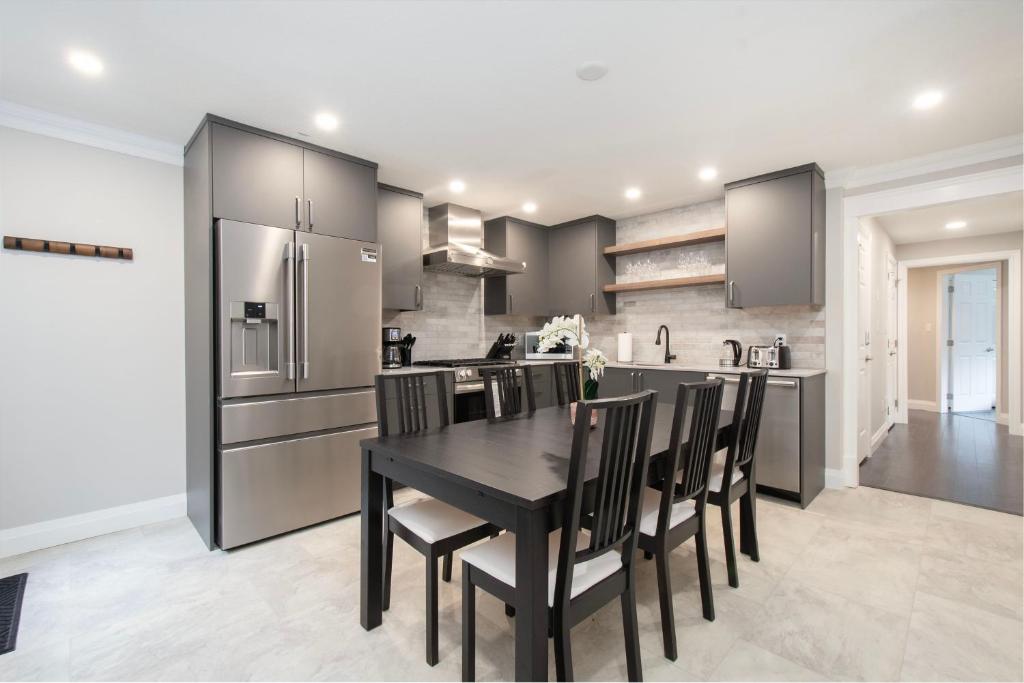 Elegant and Roomy Forest Getaway, North Vancouver