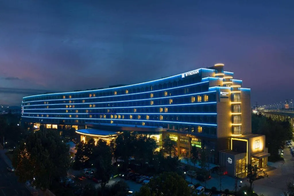 Wyndham Qingdao l Free Fixed-Time Shuttle Service Between Hotel and Airport & North Railway Station l Outdoor Children's Amusement Park l 1-Hour Play Snooker or Table Tennis, hotel in Qingdao