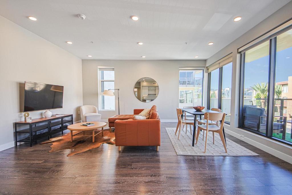 Hollywood Escape! Elegant 2BR 2BA Rental, Los Angeles
