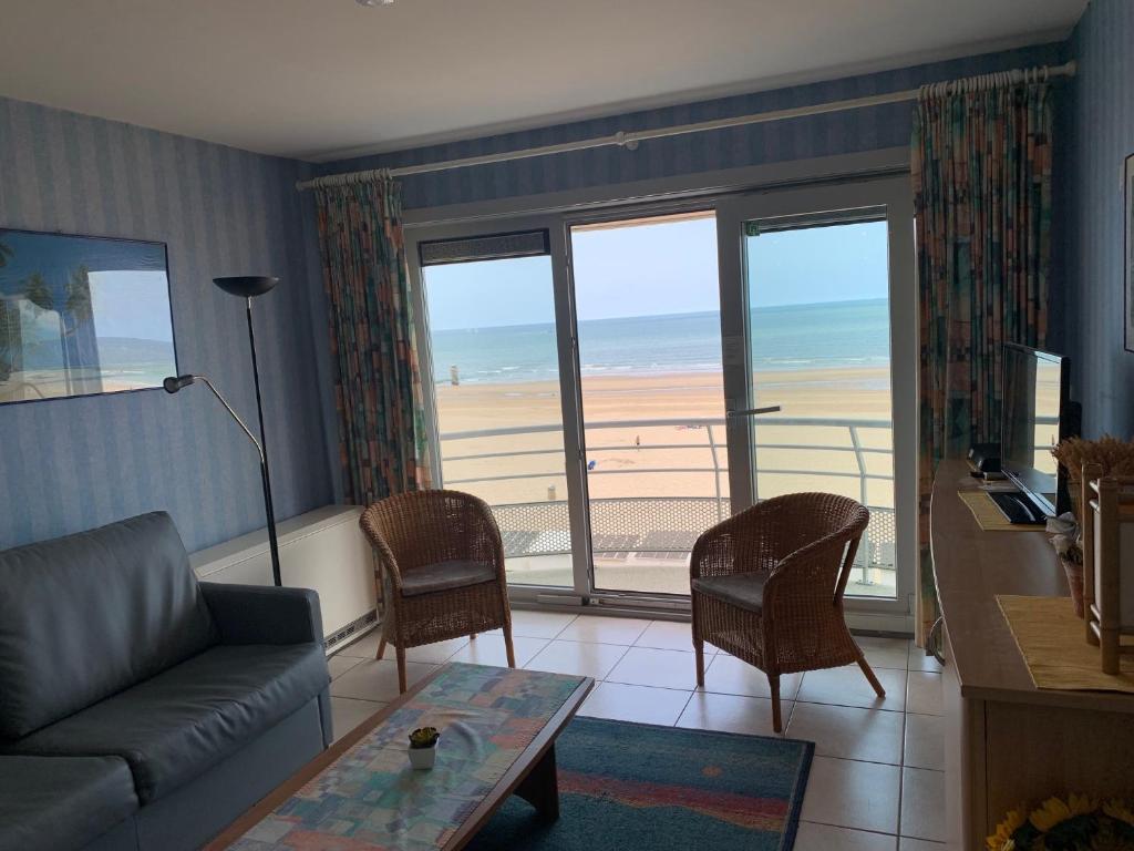 ZEEZICHT III - Modern seaview apartment with swimmingpool T42, Ostende