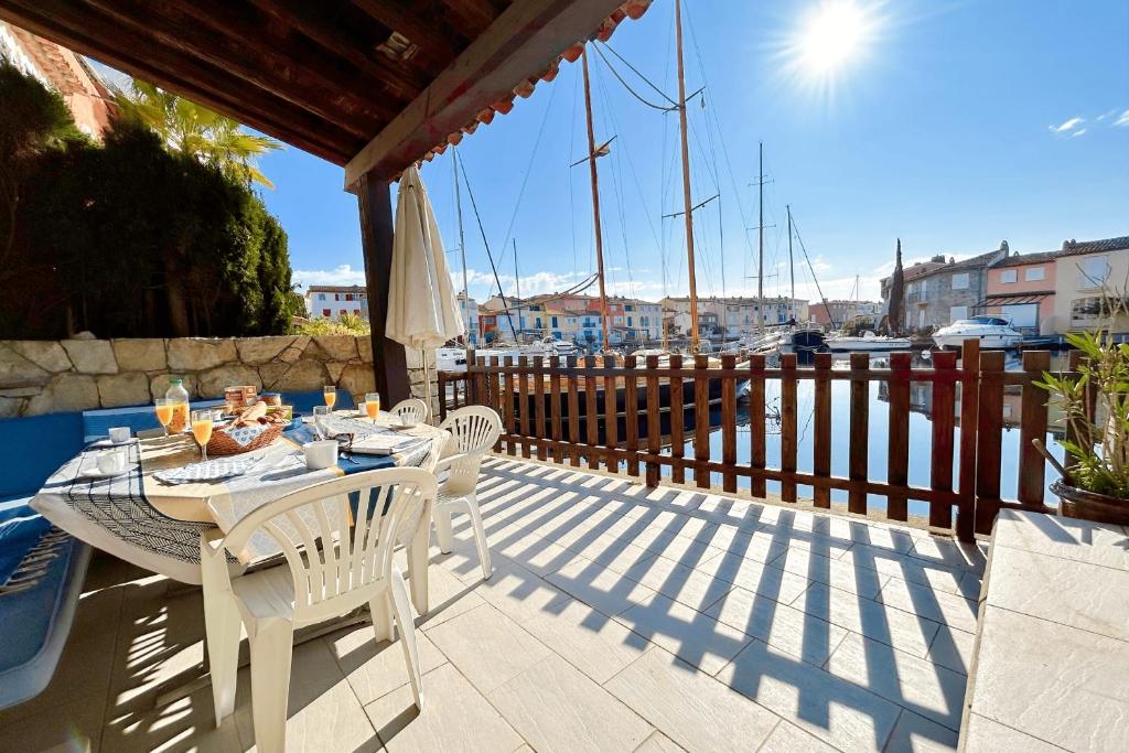 Big fisherman house with WIFI and a mooring close to the beach, Grimaud