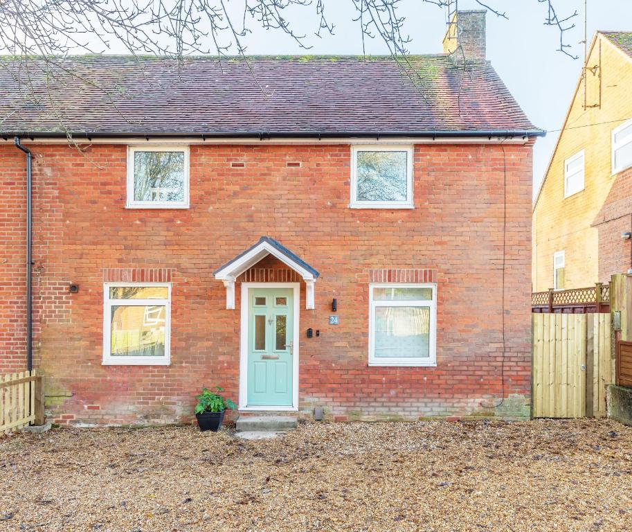Charming 5-Bed Home with Garden and Parking, Winchester