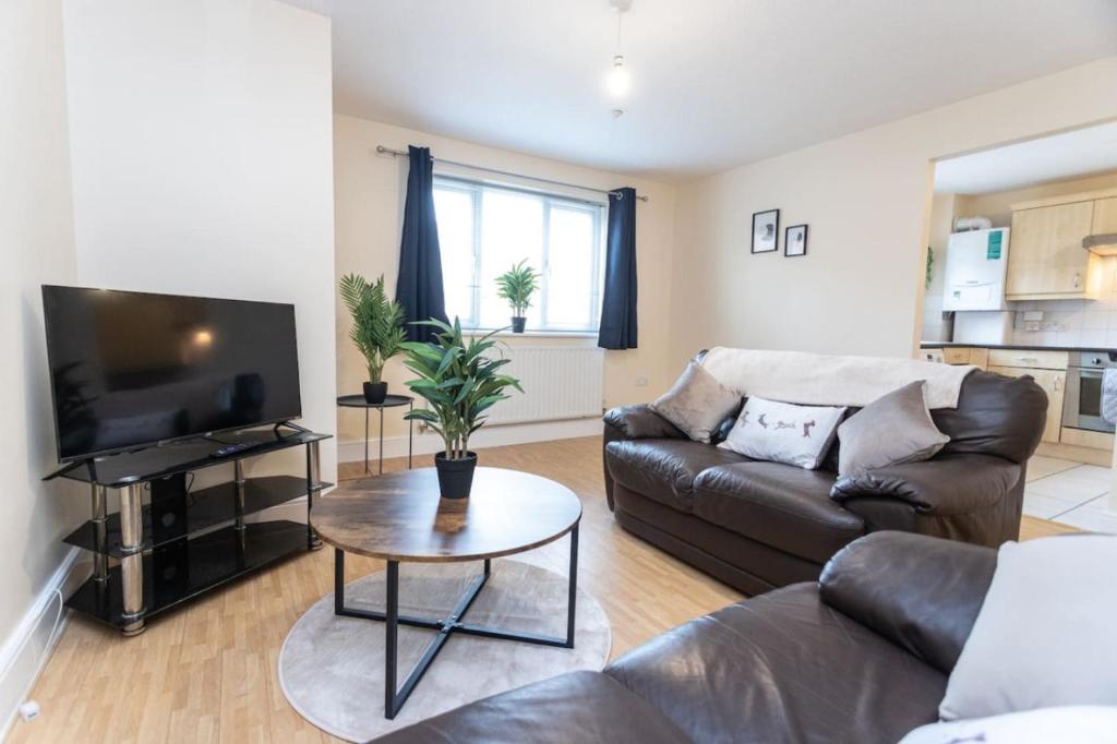 18FWC, 2 Bedroom, Sleeps 4, Town Centre Location, Secure Parking, Swindon