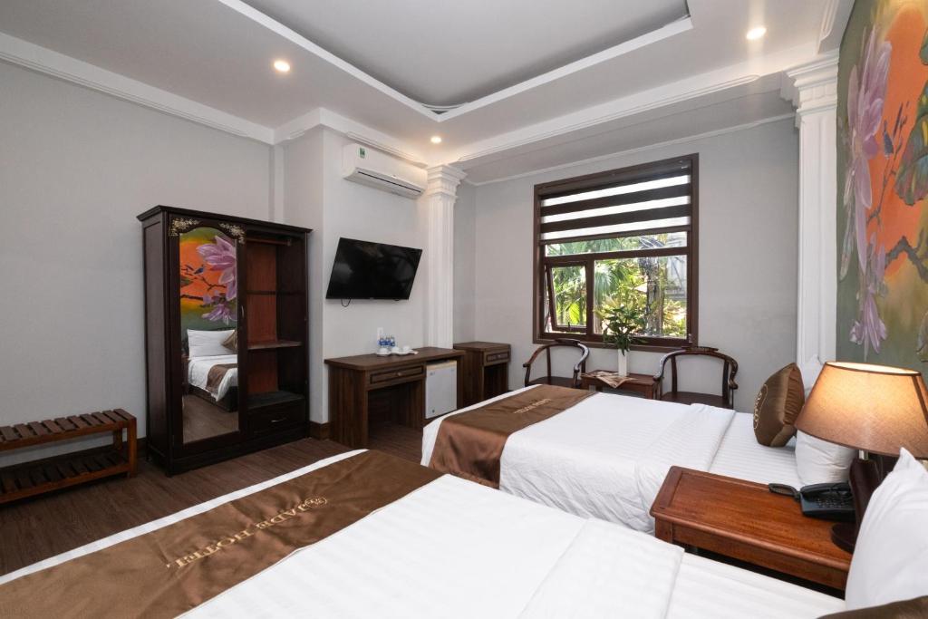 Shared lounge/TV area