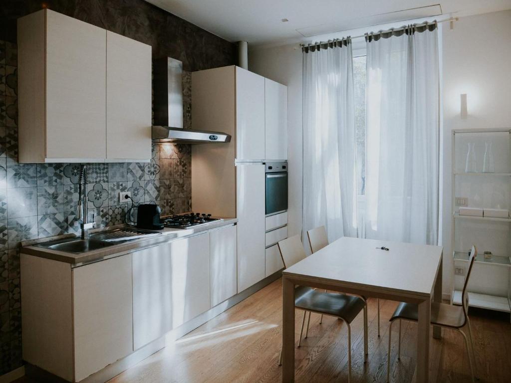 APPARTAMENTO Superstudio 2 bedrooms HEART OF MILAN, Милан