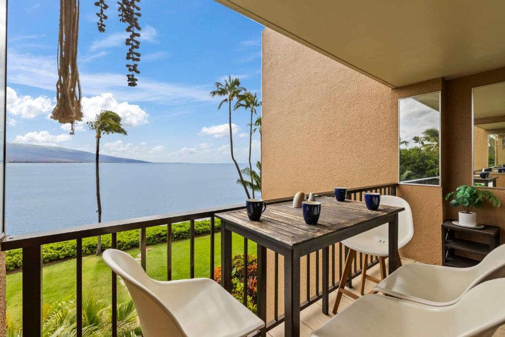 Oceanfront Condo with Heated Pool Hot Tub & Lanai, Wailuku