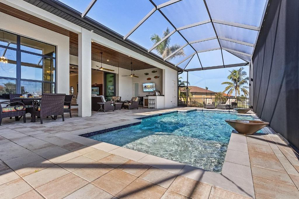 Stunning! Gulf Access, Heated Pool, -Harbor Lights Hideaway - Roelens, Cape Coral