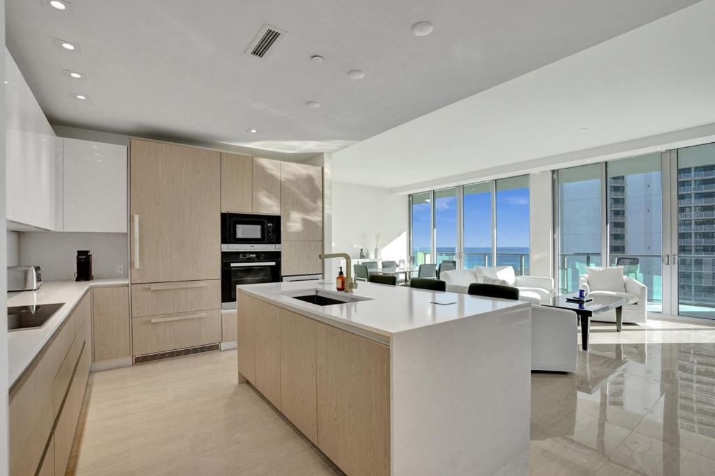 2BR Ocean Views Condo in West Palm, Riviera Beach