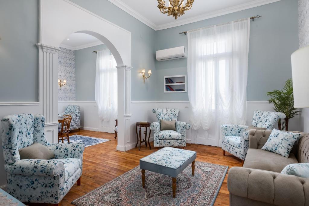 3BR Suliman khan, Downtown Sunny Hideaway Vintage, 7 Balconies, Káhira