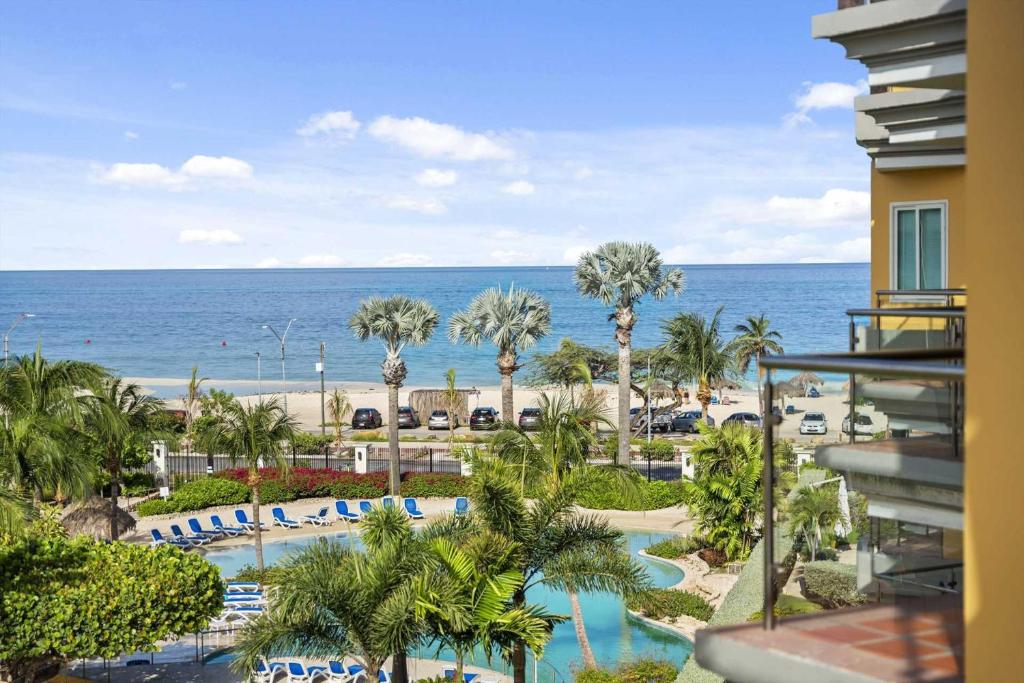 Beachfront - Flamingo Luxury 2BR condo - E423, Palm-Eagle Beach