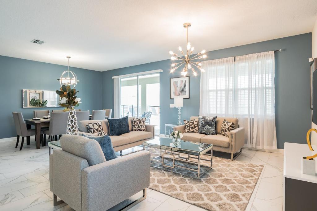 Luxury 9 bd 5 Bath with private Pool and Spa 140, Kissimmee