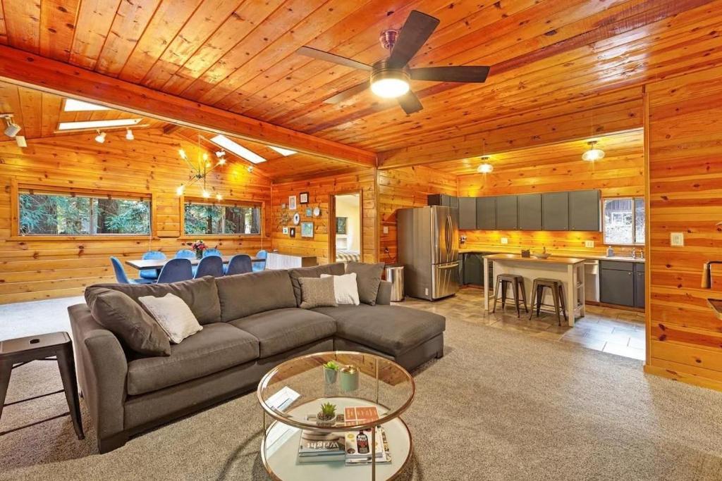 Charming 3BR with Hot Tub Balcony & Wood Stove, Guerneville
